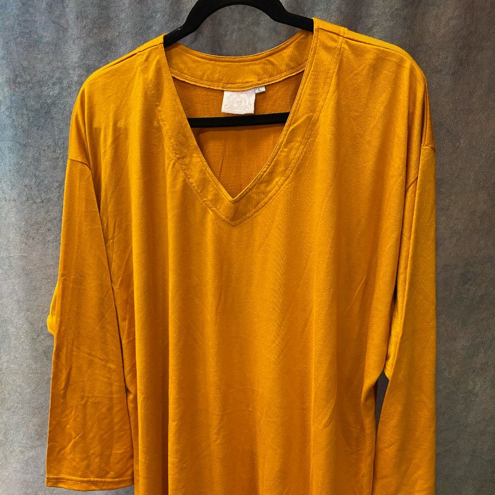 Bright roomy and classic Danish 3/4 sleeve V-neck